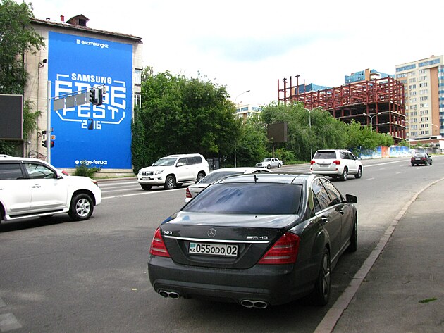 Provoz na ulici Sejfulin v Almaty. Dominuj auta asijsk produkce, asto jsou tu k vidn SUV a off-roady