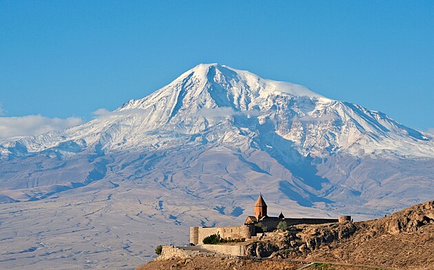Ararat z armnsk strany, s kesanskm chrmovm komplexem Chorvirap ze 3. stolet v poped