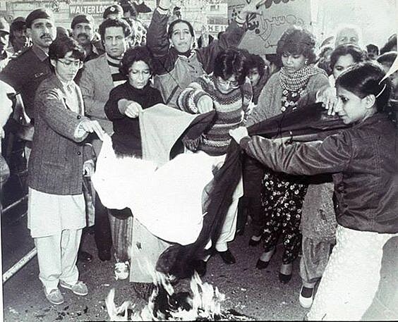v roce 1983 eny v Pakistnu pl synonimum podadnosti - sv tky