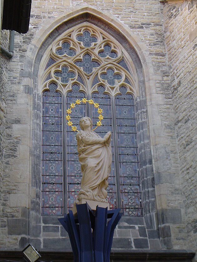 Kopie sochy Panny Marie u Tnskho chrmu