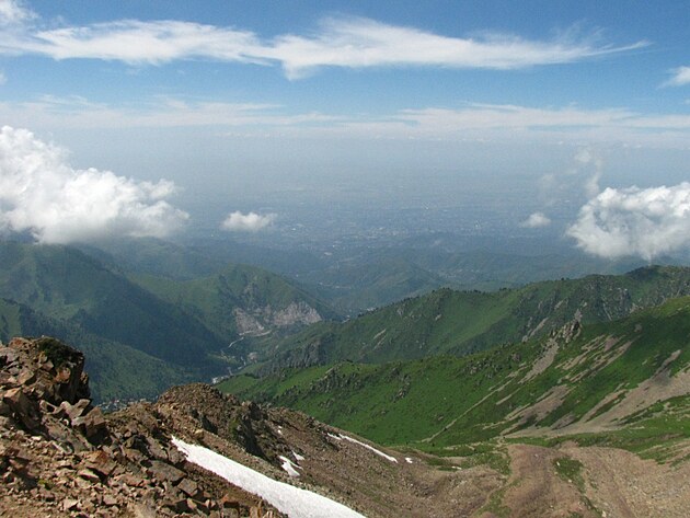 Vhled z vrcholu na Talgarskm prsmykem smrem k Almaty