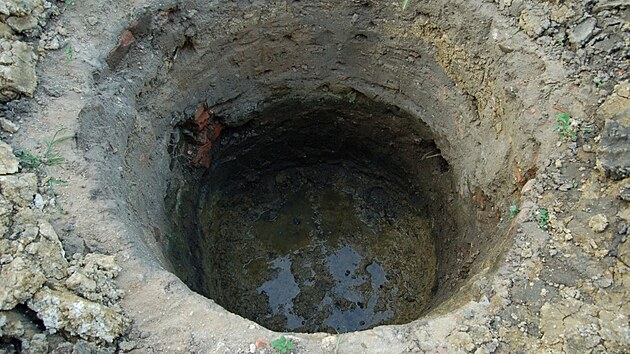 Jedna z prvn�ch jam, tentokr�t pro n�dr� na de��ovou vodu