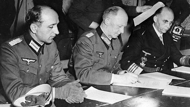 Generl Alfred Jodl podepisuje kapitulaci nacistickho Nmecka