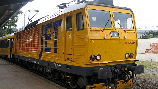 Vyrobená pro italské železnice, už je zpátky doma, kde hájí barvy Regio Jetu. Má 8 sester a jezdí na trase Praha - Havířov.