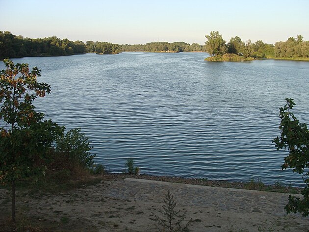 Pohled z haldy na Vrbick jezero.