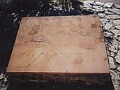 Deska s vyrytm epitafem pro tista  bojovnk od eckho bsnka Simonidese
