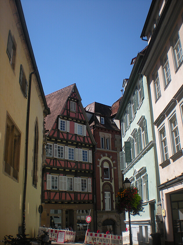 Jedna z ulic rozkopan�ch po povodn�