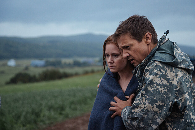 Amy Adams a Jeremy Renner ve filmu Pchoz.