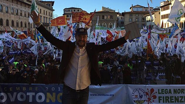Matteo Salvini a nval manifestant proti Renzimu na nmst Santa Croce ve Florencii (Firenze).