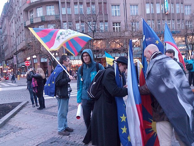 17. 11. 2016, Vclavsk nmst. Chyb mi esk vlajka - jsme v Tibetu, v Bruselu, na Ukrajin, nebo slavme esk sttn svtek?