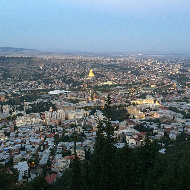 Pohled na centrum Tbilisi z kopc nad mstem 