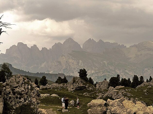 Vhled z parkovit na skly nad Passo Gardena, pichz bouka