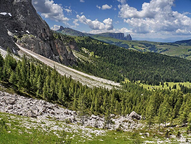 Vlevo Denti di Terrarossa (Catinaccio), vpravo sciliar/Schlern