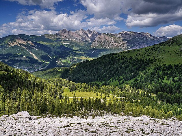 Vhled ze stezky .526A na Val Gardena a Geisler s vrcholky Fermeda, Sass Rigais a Furcheta, vpedu Monte Stevia, vpravo na obzoru Puez