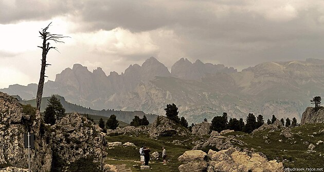 Vhled z parkovit na skly nad Passo Gardena, pichz bouka