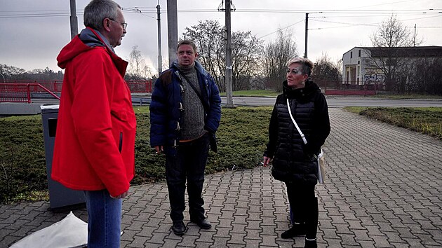 �ek�n� v Chomutov� na p��jezd autobusu. 