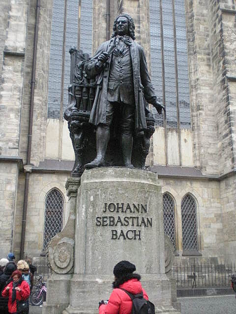 Socha J. S. Bacha ped kostelem Sv. Tome