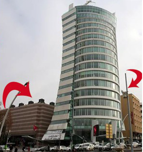 Budova na lev stran kde byl spchan atentt ,budova na prav stran je hotel kde pobval atenttnk