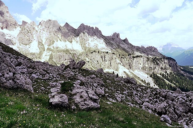 Vbek masivu Catinaccio, po nm vede Vial delle Feide/Sentiero Pecorino, vpravo Pale Rabiouse