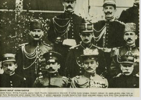 Mustafa Kemal Ataturk  se svmi francouzskmi kolitely v Pai (1910)
