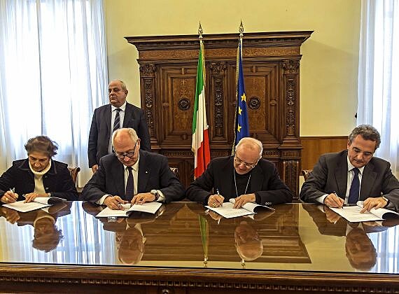 Mons. Nunzio Galantino podepisuje Protokol porozumn pro oteven humanitrnch koridor z Afriky do Itlie
