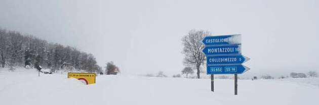 Neexistuj�c� silnice, sn�h dosahuje a� po silni�n� ukazatele.