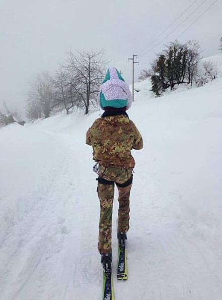 Valle Castellana : vojk nese ptiletou Rachele k vrtulnku.