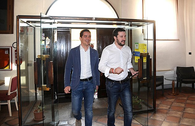 Zstupce Ligy severu ( Lega Nord) v Monselice, Emanuele Rosina a leader Ligy severu Matteo Salvini pi nvtv hotelu, kter se stal ubytovnou pro imigranty.