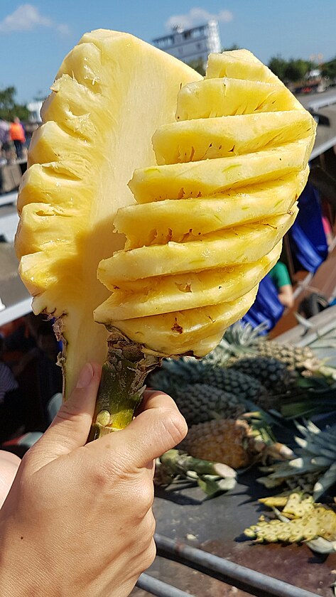 Ananas na trzch