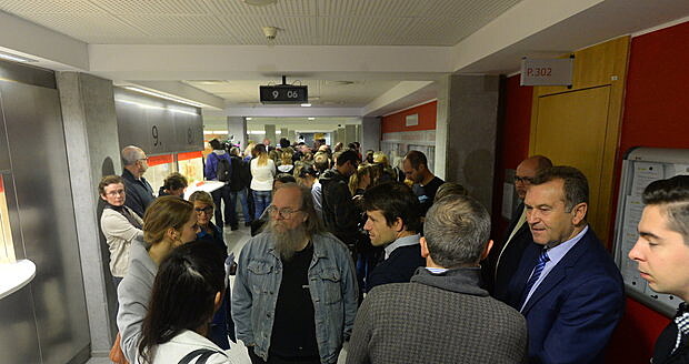 Foto z prvn�ho st�n�. ODS patrn� m� (ne)��tek na hlav� jako jednu z hlavn�ch priorit