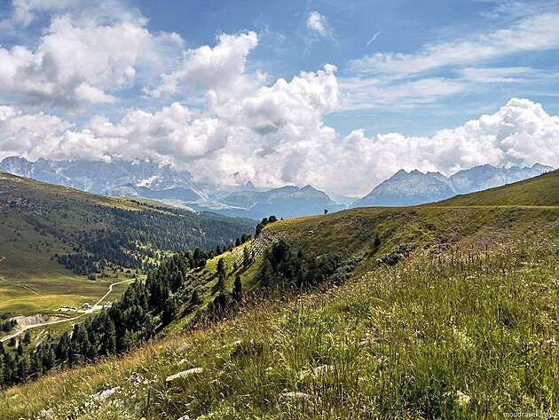 Vhled od Le Cune na Passo Rolle, vlevo pod mraky Pale di San Martino, vpravo etzec Lagorai