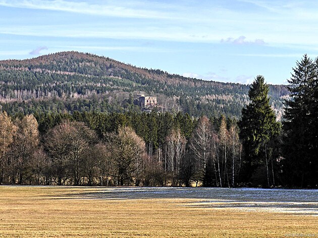Valdek nestoj� na kopci, ale pod n�m, na okraji kamenn�ho mo�e