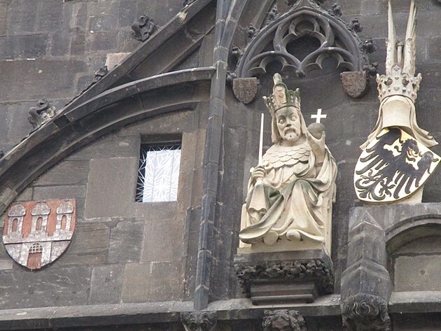 Okénko a Karel IV. na Staroměstské mostecké věži