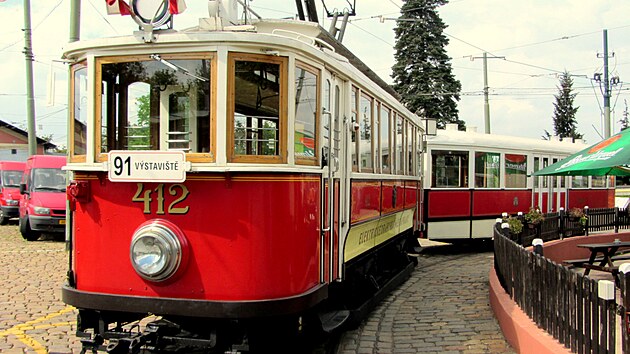 Tramvajov starovk: dvounpravov devn sk. Linka slo 91 provozovan jako nostalgick (dc vz + vlek).