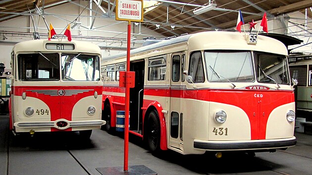 Muzeum dopravy v Praze: vlevo koda 8Tr, vpravo Tatra T400 (vyrobeno v letech 1948-55 195 voz, z toho 136 pro prask DP).