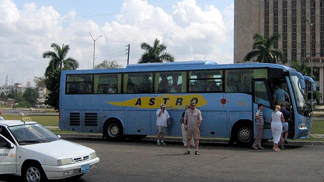 Havana, Nmst Revoluce. Vzadu turistick autobus, vpedu taxi - Citron ZX. Omluva za mou jsoucnost na fotkch, v dob jejich vzniku blog neexistoval!