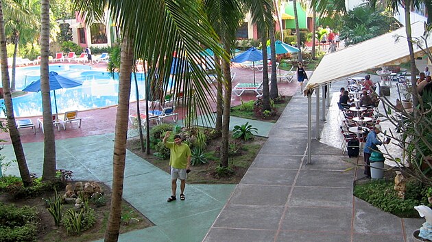 Tropical - vnitroblok s baz�nem.