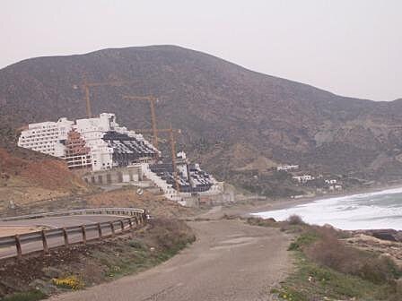 Hotel Algarrobico - �ern� stavba u m�sta Carboneras, kter� se stala symbolem boje proti devastaci pob�e�� developery.