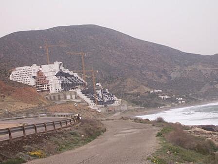 Hotel Algarrobico - ern stavba u msta Carboneras, kter se stala symbolem boje proti devastaci pobe developery.