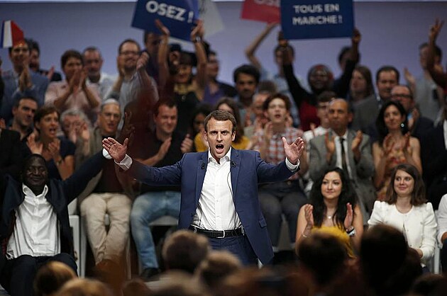 Macron v extzi