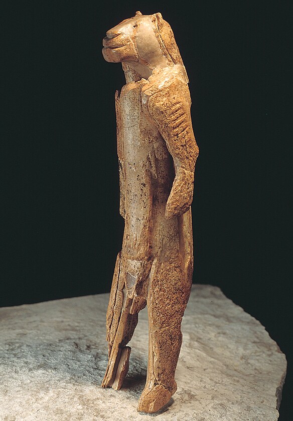 Paleolitick figurka ze slonoviny - mu s hlavou kokovit elmy