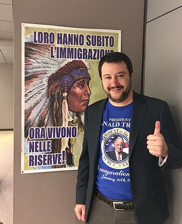 Matteo Salvini - Liga severu. Na plaktu je napis: Oni utrpli imigrace - dnes ij v rezervacch!