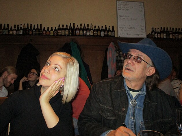 Zde ale u� pln� soust�ed�n. S Mirkou v kr�sn�m z�krytu �tou ot�zku a u� jim �rotuje...