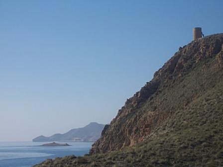 Torre del Rayo. V pozad Isla del San Andrs v Carboneras a Punta de los Muertos.