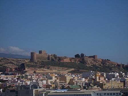 Alcazaba de Almeria. Opevnn msto Almeria bylo zaloeno za arabsk nadvldy v 10.stolet.