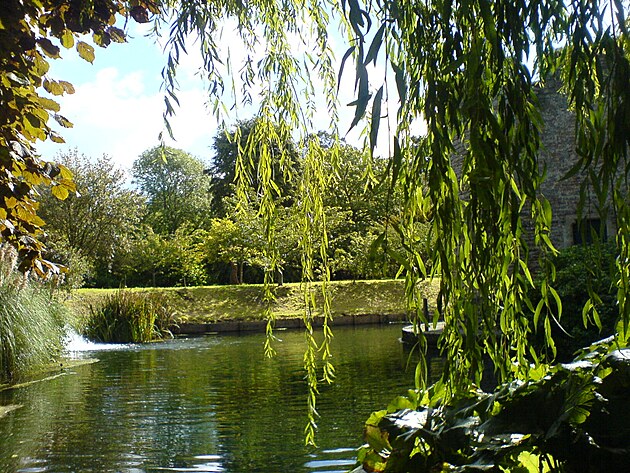 Biskupstv obklopuje ndhern park