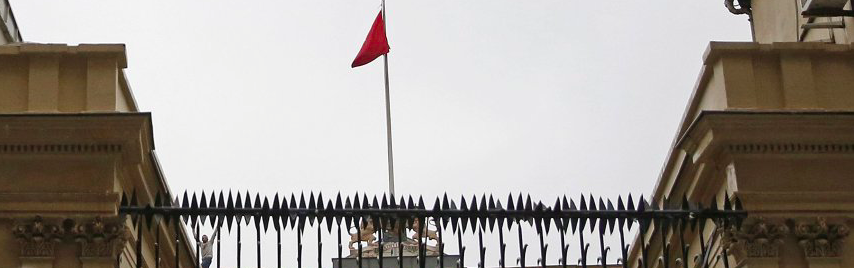 Tureck vlajka nad holanskm generlnm konzultem - Istanbul