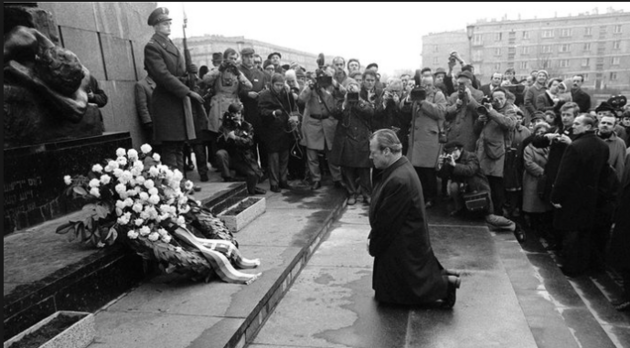 Willy Brandt u pomnku povstn ve varavskm ghettu