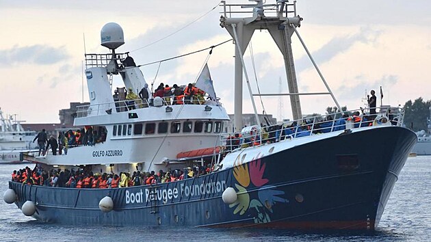 Holandsk Boat Refugee Foundation a jejich plavidlo Golfo azzurro.