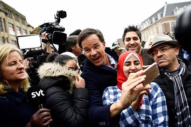 Toto je vtz nizozemskch voleb. Tato fotka by ho u ns, kte muslimy neznme, poslala na dno...